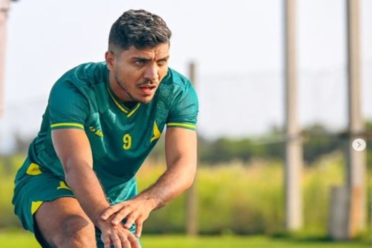 محمد شريف أمام عرضين “إماراتي وتركي”