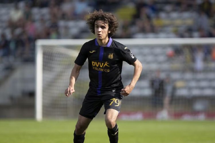 موهبة مغربية جديدة على رادار باريس سان جيرمان وبرشلونة