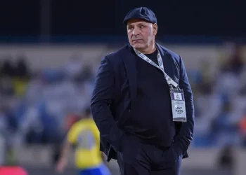 المدرب الجزائري المُثير للجدل زكري يستعد للعودة إلى دوري “روشن”