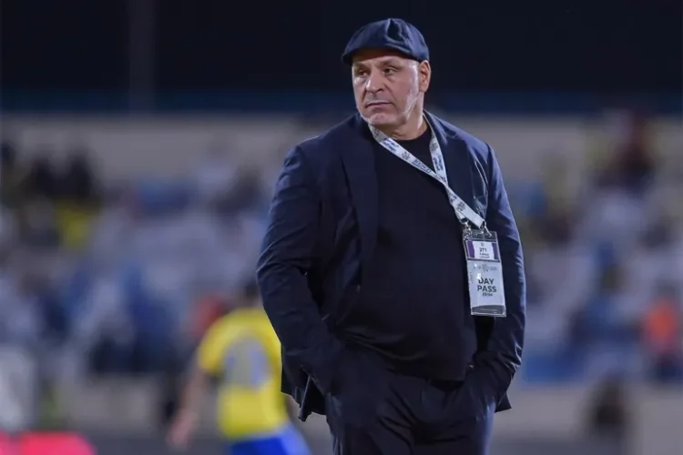 المدرب الجزائري المُثير للجدل زكري يستعد للعودة إلى دوري “روشن”