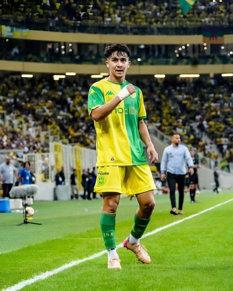 الجوهرة الجزائرية وهدّاف رابطة أبطال إفريقيا لحلو أخريب: “تركيزي مُنصب على شبيبة القبائل ولست مُهتما بالعروض الأجنبية حاليا”