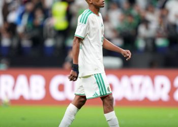 مدافع جزائري سابق يُعدّد نقاط قوّة أشرف عبادة وينصحه بالإحتراف