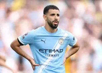 دولي جزائري سابق يُدافع عن آيت نوري ولا يتوقّع رحيله عن مانشستر سيتي