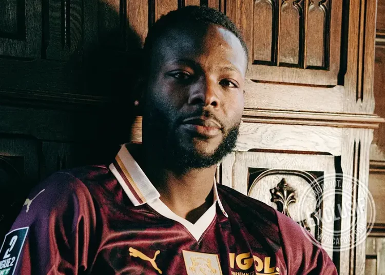 يستعد هشام آيت منّا لتعزيز خط هجومه بضم لويس مفوطة.