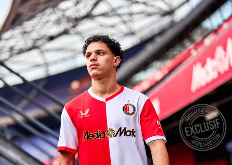 أيوب ورقي يوقع أول عقد احترافي له مع فينورد