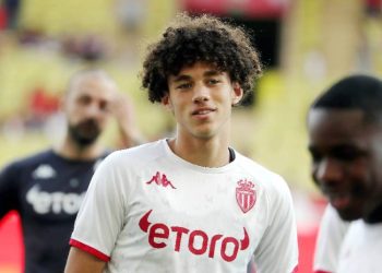 مغنيس أكليوش: مسيرته المهنية، تكاليف انتقاله، راتبه، والمزيد