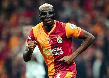 بند في عقد نابولي يمنع انتقال فيكتور أوسيمين إلى يوفنتوس