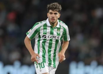 مصطفى حجي يشيد بعبد الصمد الزلزولي: نموذج يحتذى ومرشح للانتقال إلى كبار أوروبا