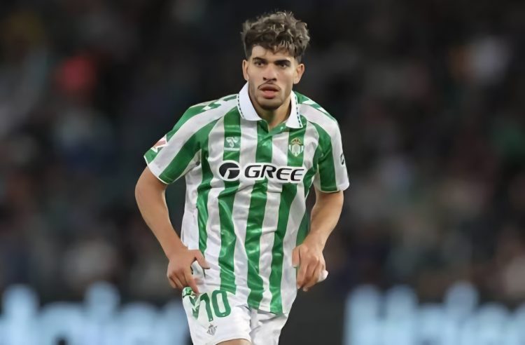 مصطفى حجي يشيد بعبد الصمد الزلزولي: نموذج يحتذى ومرشح للانتقال إلى كبار أوروبا