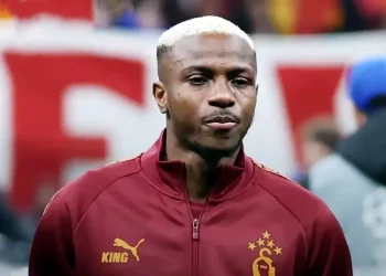 هل سينضم فيكتور أوسيمين إلى مانشستر يونايتد؟ نيكي بات يُوجّه نداءً واضحًا