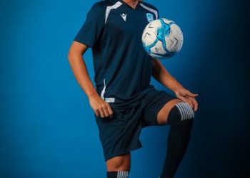 المدير الرياضي لأولمبيك أقبو محمد ميخازني: “أسامة بنكو يملك كلّ مُقوّمات النجاح في سانت إتيان وهو مشروع مُدافع مُستقبلي في المنتخب الجزائري”