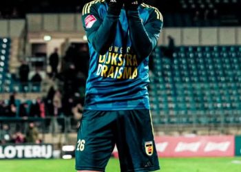 إيشام فراح يرغب في الحصول على وقت لعب كافٍ، والمعركة على مستقبله محتدمة.