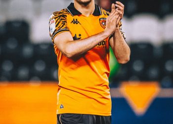 الأسطورة لخضر بلومي يُوضّح لـ “مغرب فووت” موقف إبنه من العروض الأخيرة