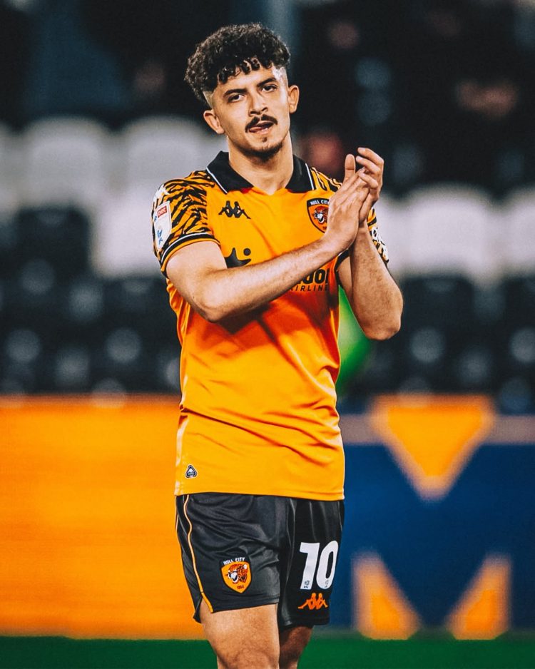 الأسطورة لخضر بلومي يُوضّح لـ “مغرب فووت” موقف إبنه من العروض الأخيرة