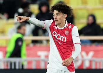 مغنيس أكليوش يجذب اهتمام الأندية الإنجليزية، وعروض أولية تُقدم له