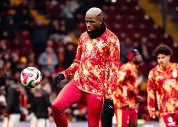 يحثّ لامين يامال برشلونة على التعاقد مع فيكتور أوسيمين