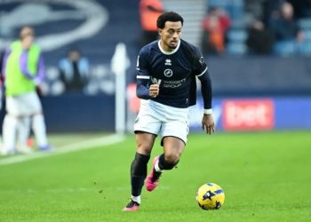فيمي عزيز يلفت الأنظار في الدوري الإنجليزي الممتاز
