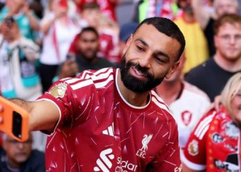 يتنافس الهلال والاتحاد بشراسة على ضم محمد صلاح.