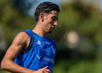 نايف أغرد نحو العودة إلى الدوري الإسباني