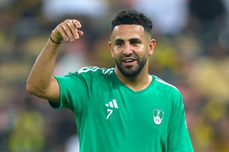 أحد عمالقة كرة القدم الإسبانية يحلم بضم رياض محرز