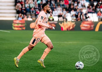 ديبورتيفو لا كورونيا يستهدف سفيان بوفال لتعزيز خط هجومه