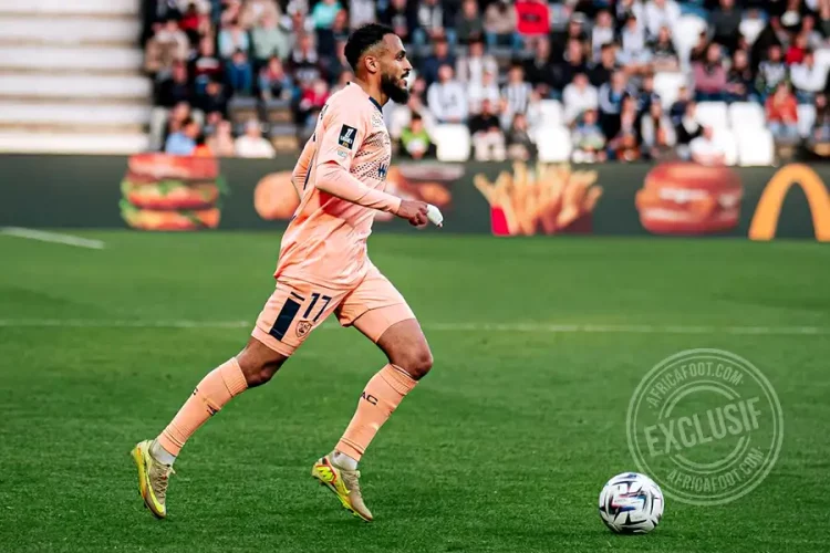 ديبورتيفو لا كورونيا يستهدف سفيان بوفال لتعزيز خط هجومه