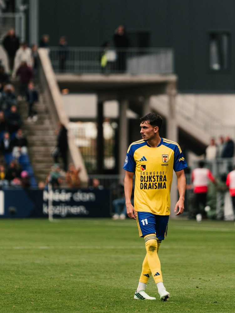 ممثله يتحدّث حصريا لـ “maghreb-foot”…الجوهرة الجزائرية إلياس حماش يطرق أبواب النجومية مع نادي كامبور الهولندي