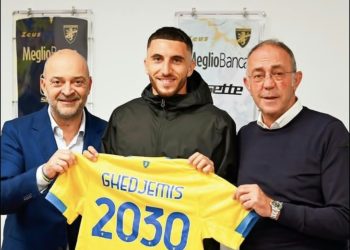 وكيل أعمال الدولي الجزائري فارس غجيميس يكشف لـ “maghreb-foot” أهدافه وطموحاته بعد تمديد عقده مع فروسينوني الإيطالي