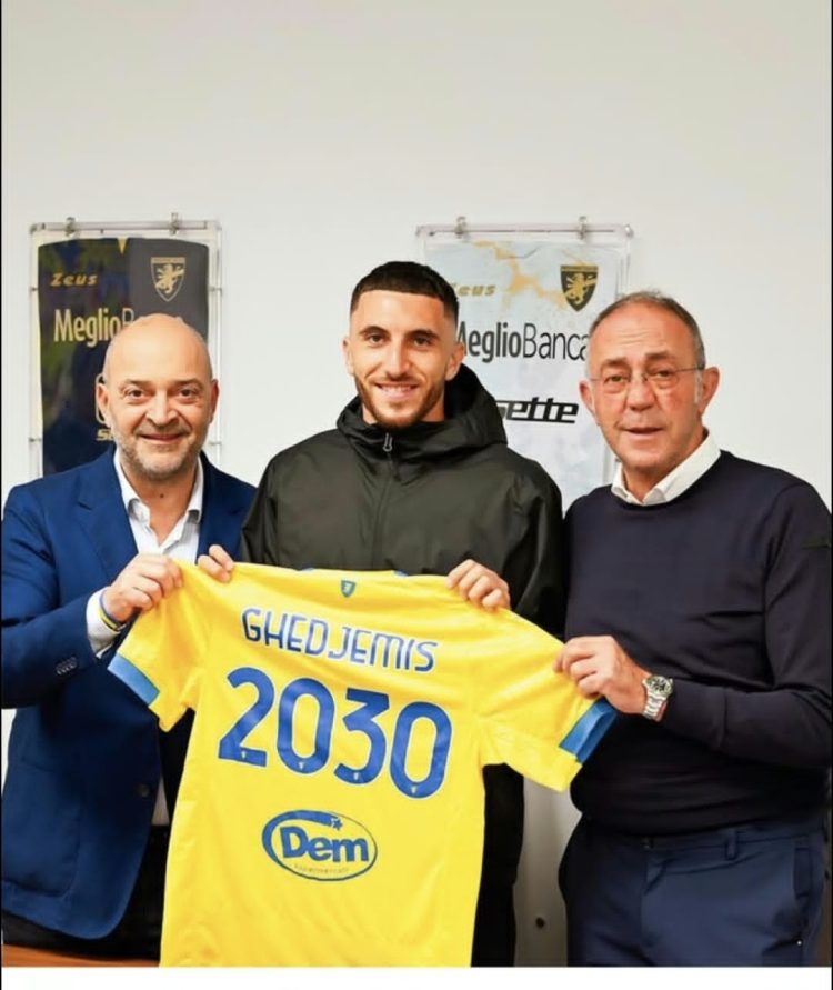 وكيل أعمال الدولي الجزائري فارس غجيميس يكشف لـ “maghreb-foot” أهدافه وطموحاته بعد تمديد عقده مع فروسينوني الإيطالي