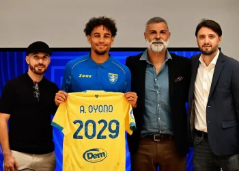 وكيل أعمال الدولي الغابوني أونتوني أويونو يكشف حصريا لـ « maghreb-foot » كواليس تمديد عقده مع فروسينوني