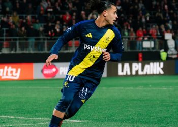 سفيان بودراع حصريا لـ “maghreb-foot”: “حمل قميص المنتخب الجزائري أفضل لحظة في مسيرتي ولا أضع حدودا لطموحاتي في كرة القدم”