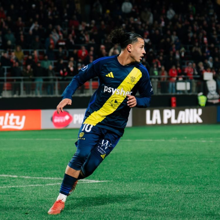 سفيان بودراع حصريا لـ “maghreb-foot”: “حمل قميص المنتخب الجزائري أفضل لحظة في مسيرتي ولا أضع حدودا لطموحاتي في كرة القدم”